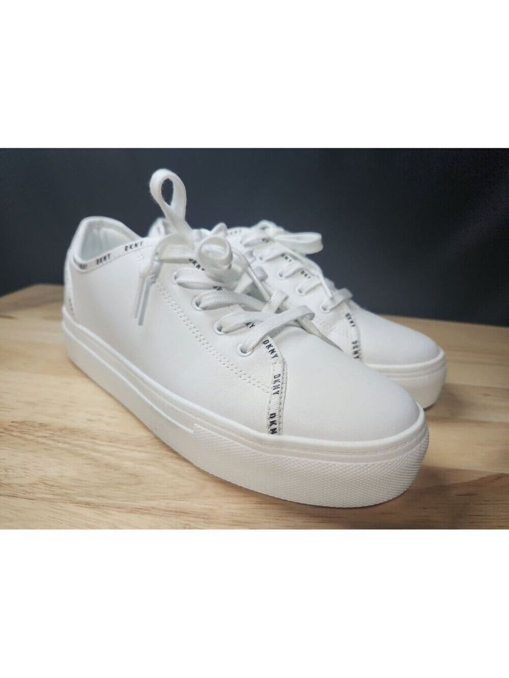 Dkny Size 7 need to clean sole